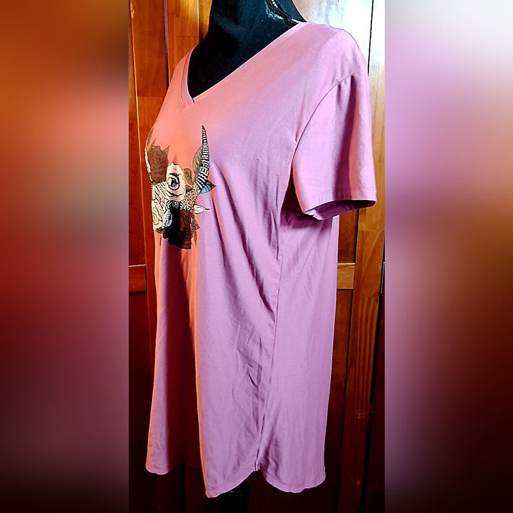 NO BOUNDARIES Mauve Graphic V-Neck Tee - Picture 3 of 5
